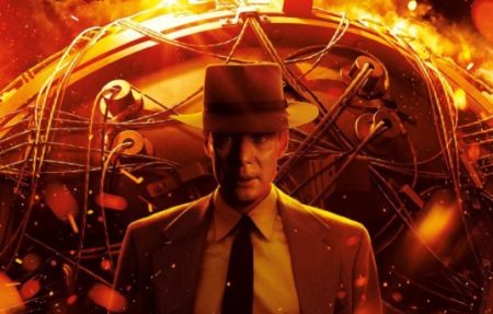 Terperangkap dalam dunia cahaya hitam-putih, film Oppenheimer ini akan membawa penonton dalam perjalanan hidup J. Robert Oppenheimer.