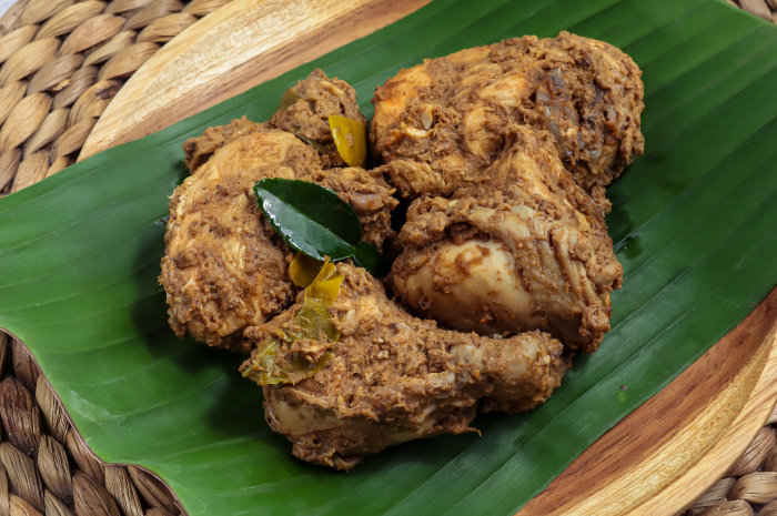 Tak hanya daging sapi, daging ayam juga lezat dan menggugah selera jika dimasak sebagai rendang ayam