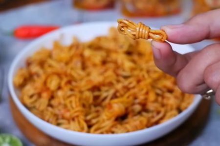 Resep Mie Uwel Gulung saat ini sedang gencar dicari oleh netizen, lantaran kuliner ini dapat dijadikan sebagai ide bisnis modal minim.