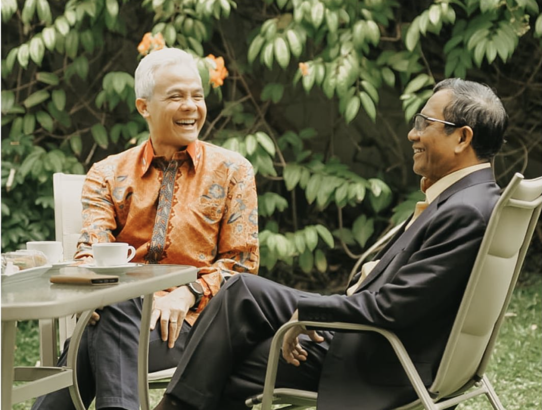 Ganjar Pranowo dan Mahfud MD ngopi bareng.