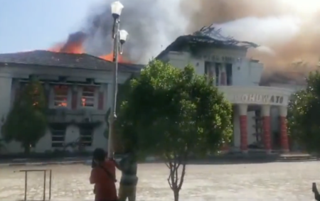 Massa membakar kantor Bupati Pohuwato, Gorontalo, dalam aksi unjuk rasa untuk menuntut janji Pemda Pohuwato atas pembebasan lahan tambang emas.