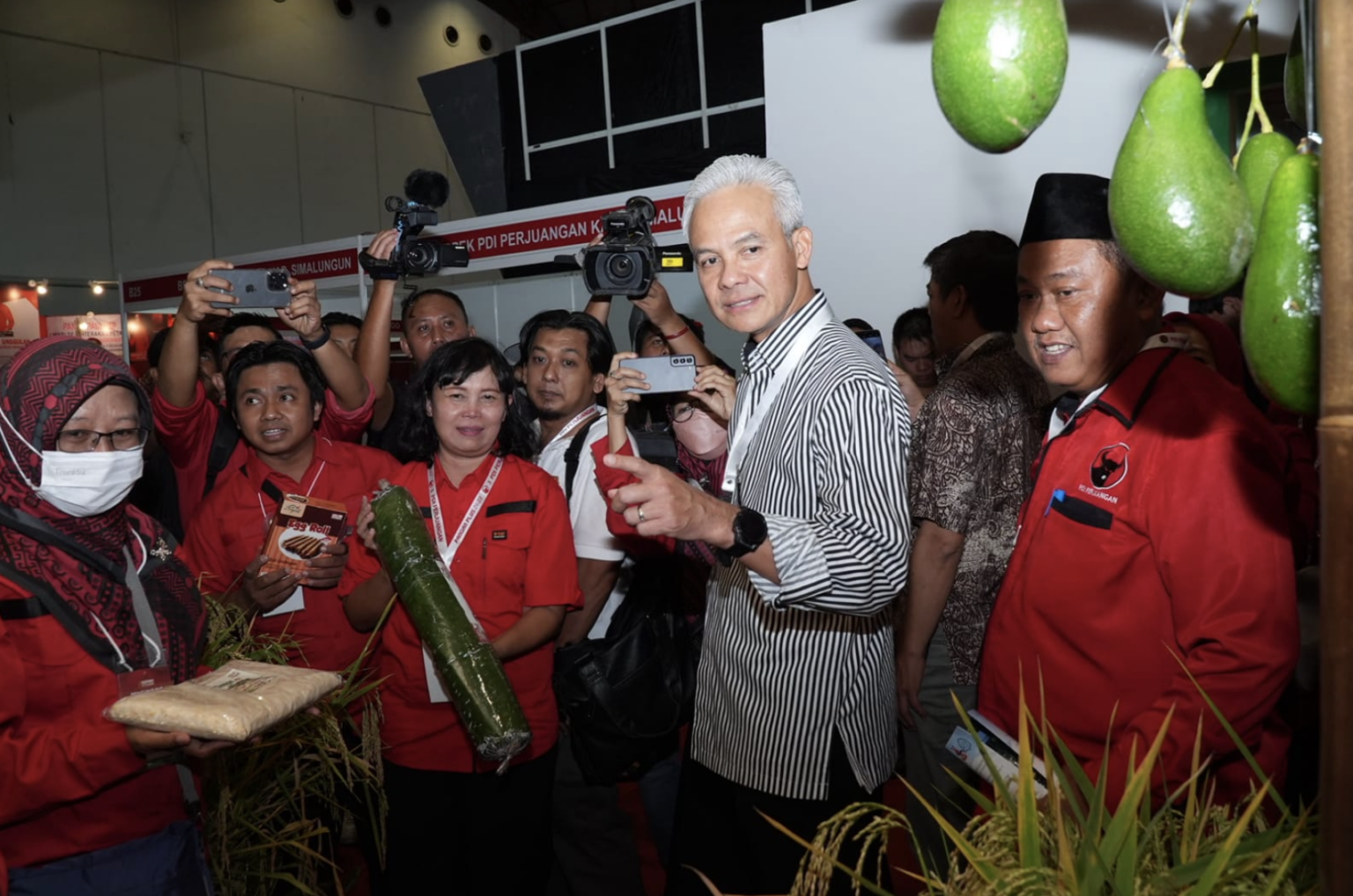 Ganjar Pranowo menghadiri Rapat Kerja Nasional (Rakernas) IV PDI Perjuangan di JI-Expo Kemayoran, Jakarta, Jumat (29/9/2023).