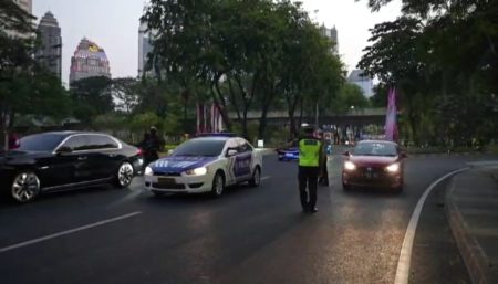 Mobil Polisi Terobos Iring-iringan Delagasi KTT ASEAN (Tangkapan Layar)