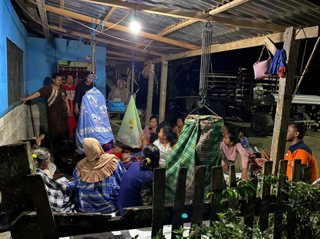 Warga mengungsi di halaman depan rumah mereka setelah gempa bumi M 6.3 di wilayah Kabupaten Donggala, Sulawesi Tengah, Sabtu (9/9). Foto: Dok. BPBD Kabupaten Donggala