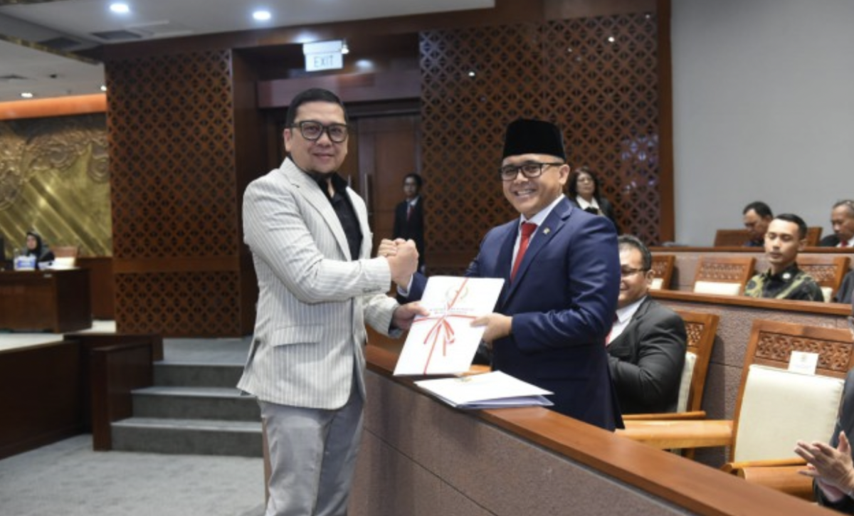 Ketua Komisi II DPR RI Doli Kurnia Tanjung saat menyerahkan laporan kepada Menteri Pendayagunaan Aparatur Negara dan Reformasi Birokrasi (PANRB) Abdullah Azwar Anas di Rapat Paripurna, di Gedung Nusantara II, Senayan, Jakarta, Selasa (3/10/2023). Foto: Jaka/nr