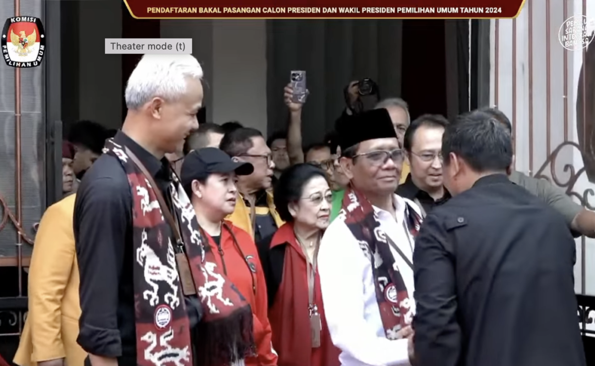 Ganjar Pranowo dan Mahfud MD telah tiba di KPU untuk mendaftar sebagai capres dan cawapres.