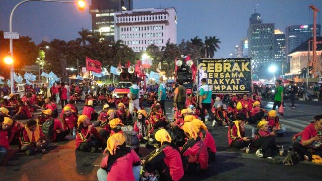 Massa Aliansi Gerakan Buruh Bersama Rakyat (Gebrak), masih bertahan di Patung Kuda hingga pukul 18.20 WIB.