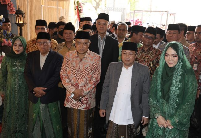 Ganjar Pranowo dan Mahfud MD menghadiri acara ngunduh mantu putra KH Aqil Siradj di Ponpes KHAS Kempek Cirebon, Jawa Barat, pada Minggu, 8 Oktober 2023.