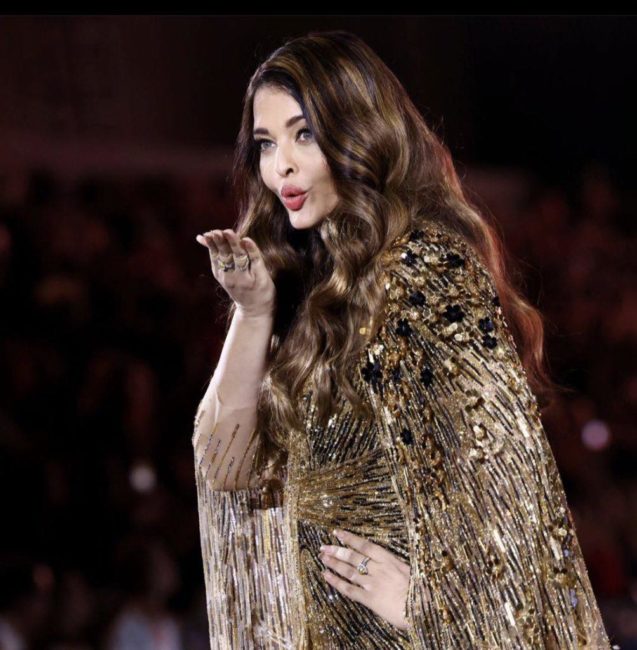 Penampilan Aishwarya Rai Bachan di Paris Fashion Week