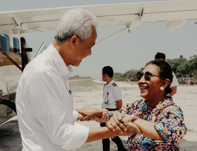 Ganjar Pranowo bertemu dengan mantan Menteri Kelautan Susi Pudjiastuti di Pangandaran.