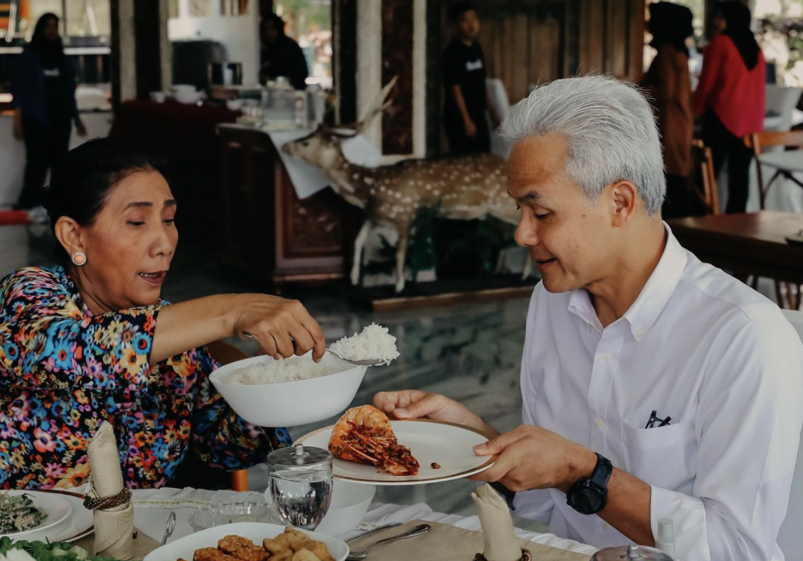 Ganjar Pranowo bertemu dengan mantan Menteri Kelautan Susi Pudjiastuti di Pangandaran.