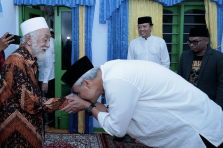 Ganjar Pranowo berkunjung ke ulama karismatik Banten, KH Ahmad Muhtadi Dimyathi di Pandeglang, Banten.