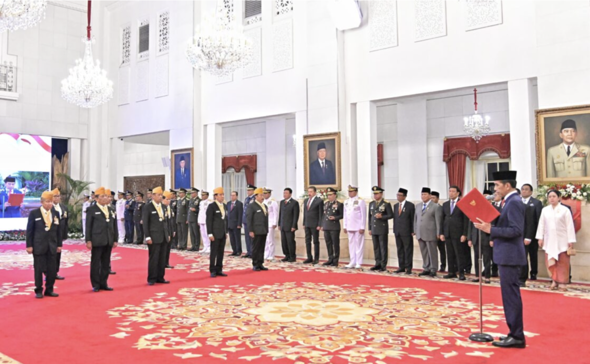 Presiden Joko Widodo melantik anggota Dewan Pimpinan Pusat dan Dewan Pertimbangan Pusat Legiun Veteran Republik Indonesia (LVRI) periode tahun 2022-2027 di Istana Negara, Jakarta, pada Rabu, 22 November 2023. Foto: BPMI Setpres/Vico