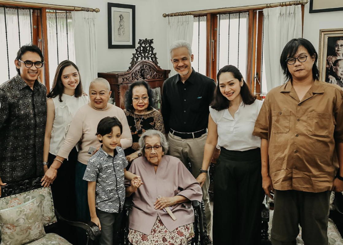 Ganjar Pranowo bersama Meri Hoegeng, berserta anak dan cucunya. (Dok: Ganjar Pranowo)