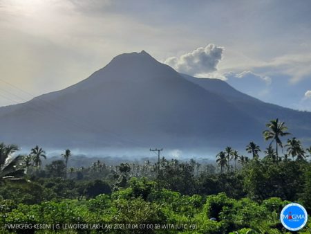 Gunung Lewotobi Laki-laki erupsi Sabtu 23 Desember 2023 pagi (Dok Magma ESDM)