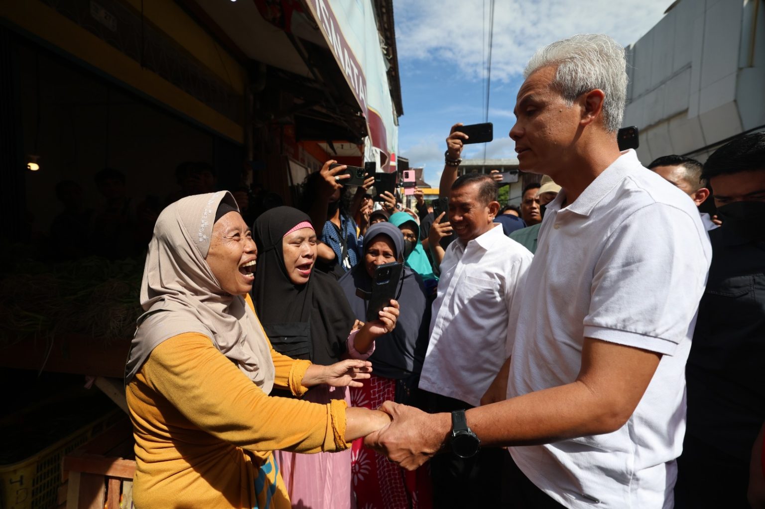 Kunjungi Pasar di Balikpapan, Ganjar Dengan Keluhan Pedagang Soal Naiknya Harga Bahan Pokok