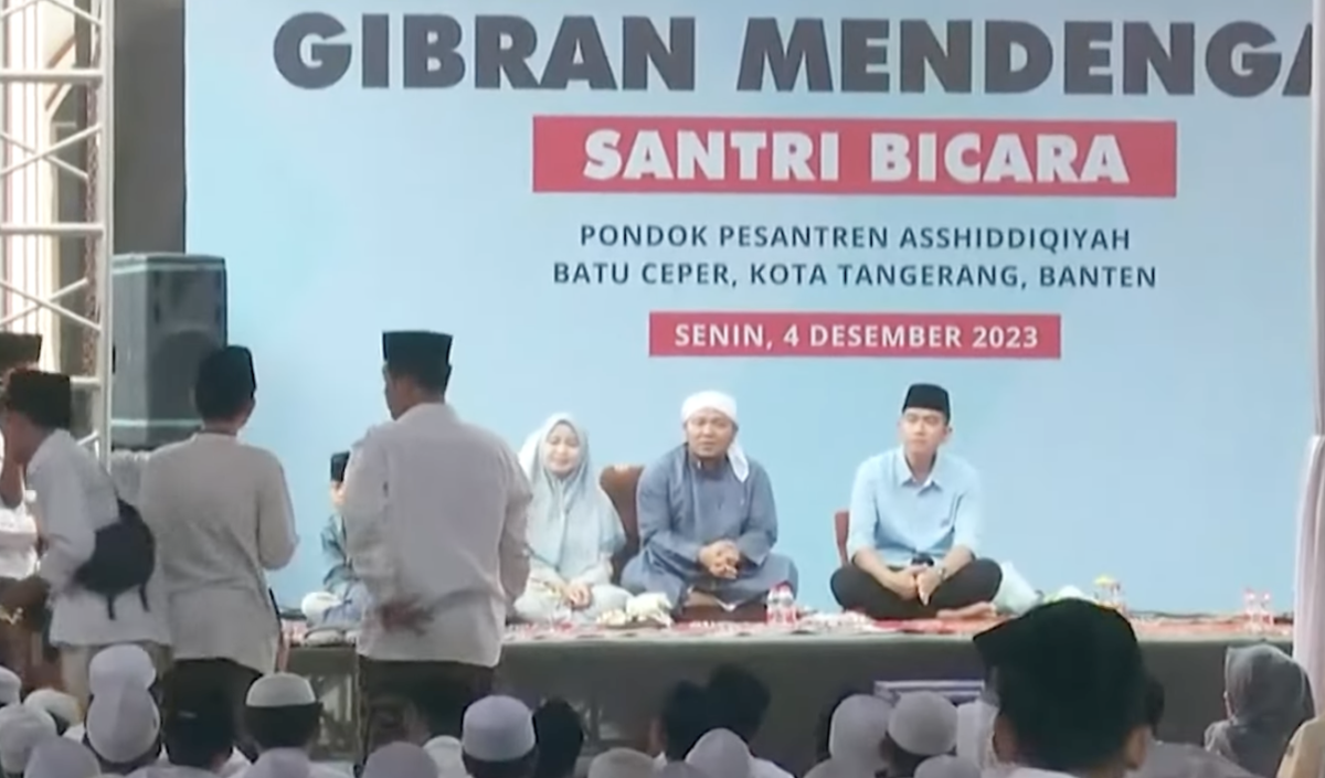 Gibran salah sebut asam sulfat untuk ibu hamil saat sesi tanya jawab di Ponpes Asshiddiqiyah Tangerang pada Senin, 4 Desember 2023.