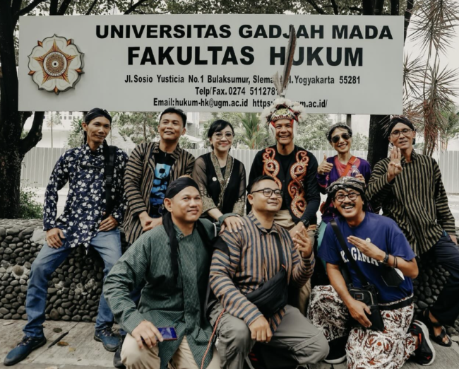 Ganjar Pranowo mengikuti kirab Nitilaku Budaya di Universitas Gadjah Mada (UGM) Yogyakarta, pada Minggu, 17 Desember 2023. (Dok: IG Ganjar)