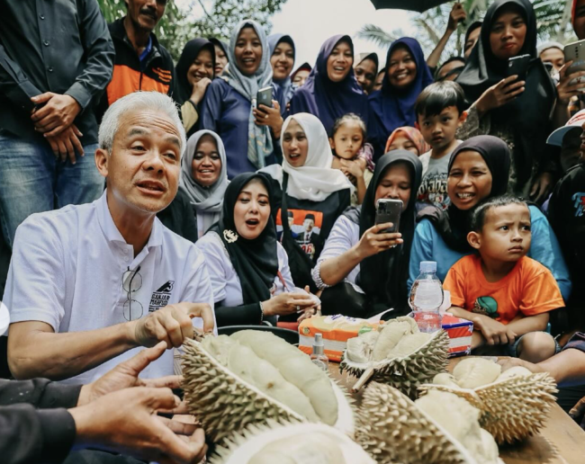 Ganjar Pranowo menikmati durian Desa Wilayu, Selomerto, Wonosobo.