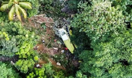 Bus di Filipina terjun ke jurang setelah rem blong. (Foto: Xin Hua)