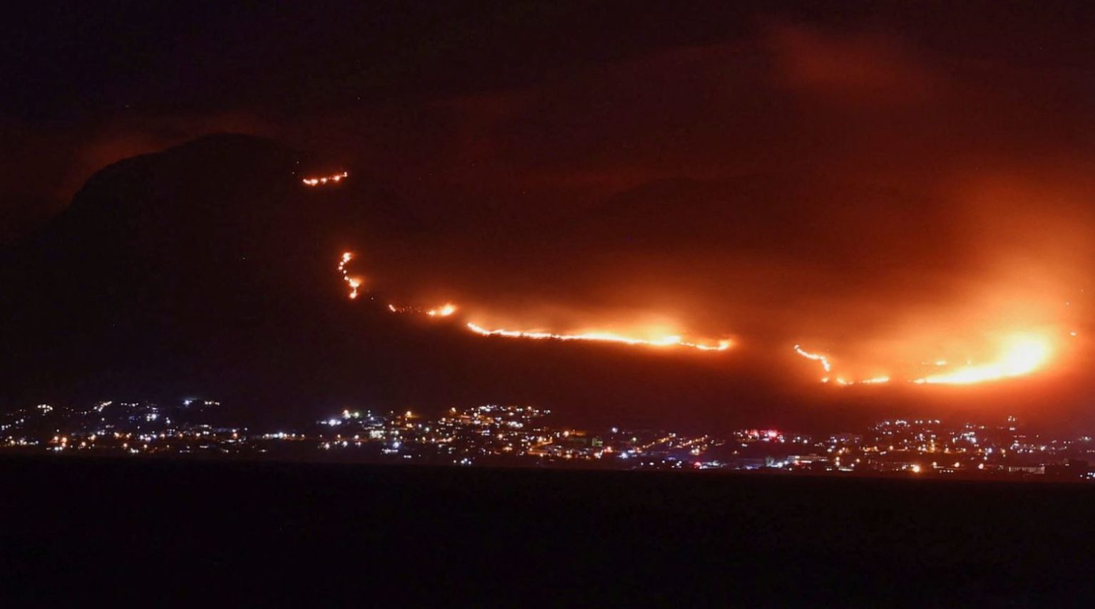 Kebakaran hutan di lereng gunung dekat Cape Town di Afrika Selatan.