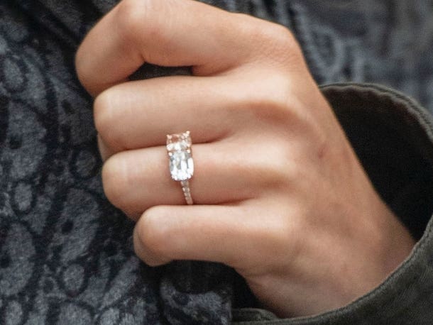 Suki Waterhouse pamerkan cincin pertunangan