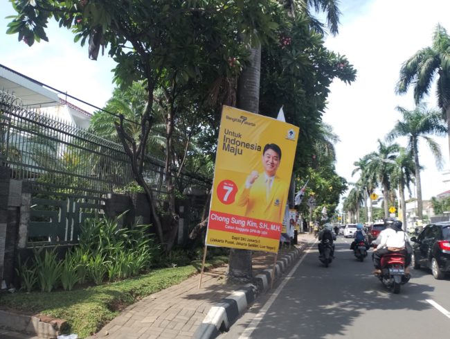 Baliho Caleg Golkar Chong Sung Kim Halangi Pedestrian