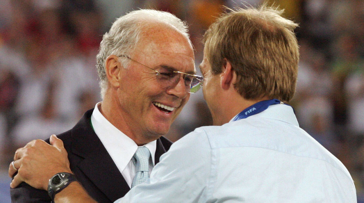 Franz Beckenbauer (kiri) dalam suatu kesempatan bersama Jurgen Klinsmann