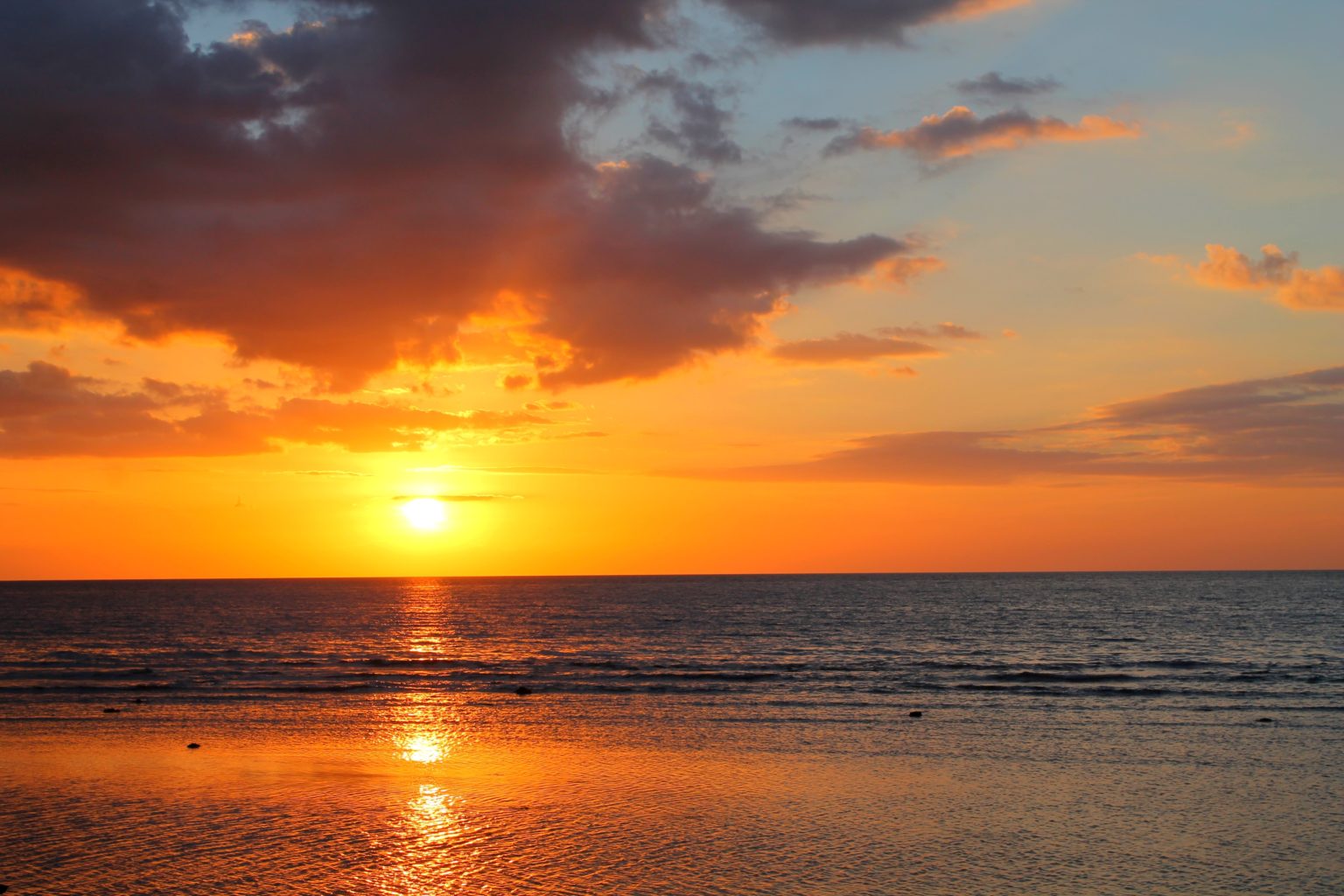 Menikmati keindahan pantai lovina