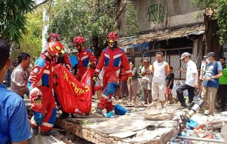 tembok roboh di tebet