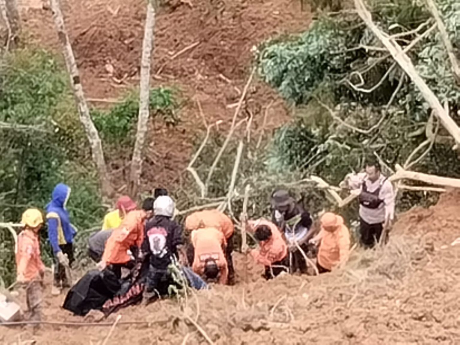 Evakuasi warga tertimbun longsor di Luwu, Sulsel (Dok BSN Makassar)