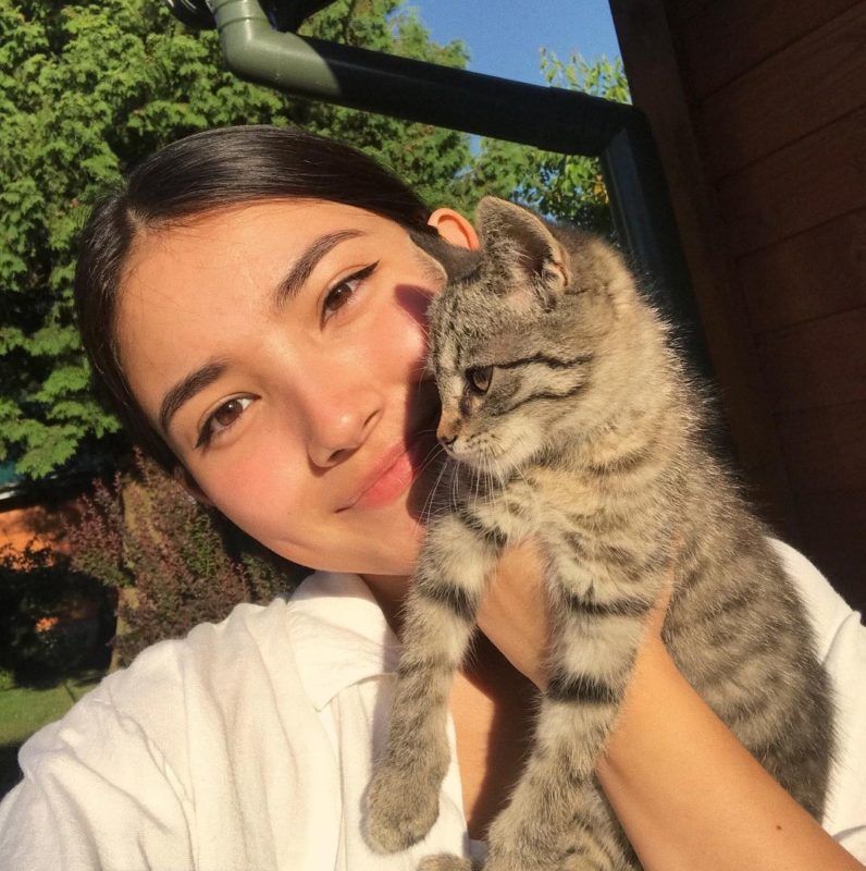 Potret Maria Zhang bersama kucingnya