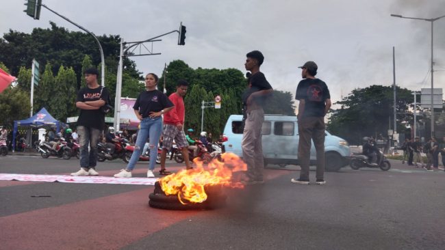 Demo mahasiswa makzulkan Jokowi di sekitar Istana (Dok Konteks.co.id)