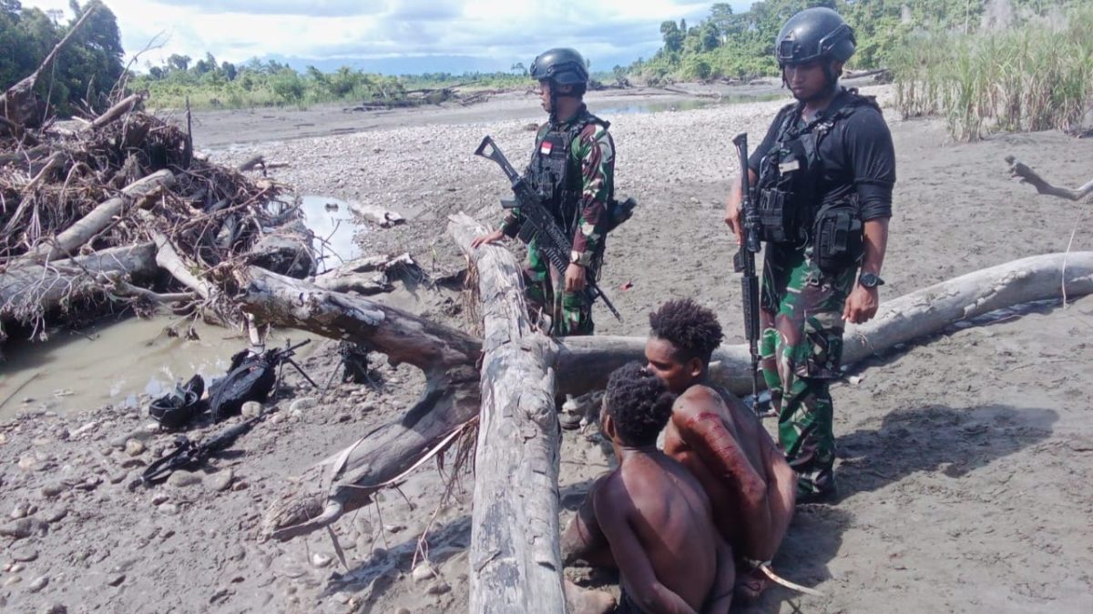 2 pelajar ditangkap Satgas Damai Cartenz usai kontak tembak dengan KKB (Foto: X/@HPanus27)