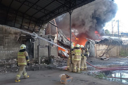 Kebakaran Jakarta Hari Ini: 95 Personel Padamkan Api yang Melalap Pabrik Furniture di Kalideres