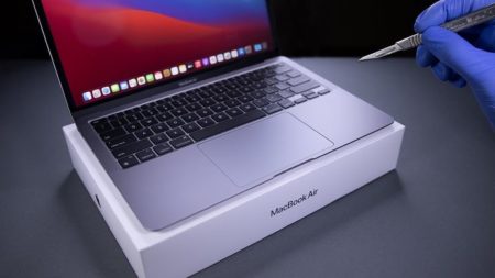 Apple Menghentikan Produksi Macbook Air M1, Harga Turun di Pasaran