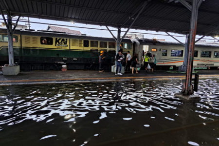 Naik dan Turun KA Blambangan Ekspres Beralih ke Stasiun Alastua Akibat Banjir Semarang