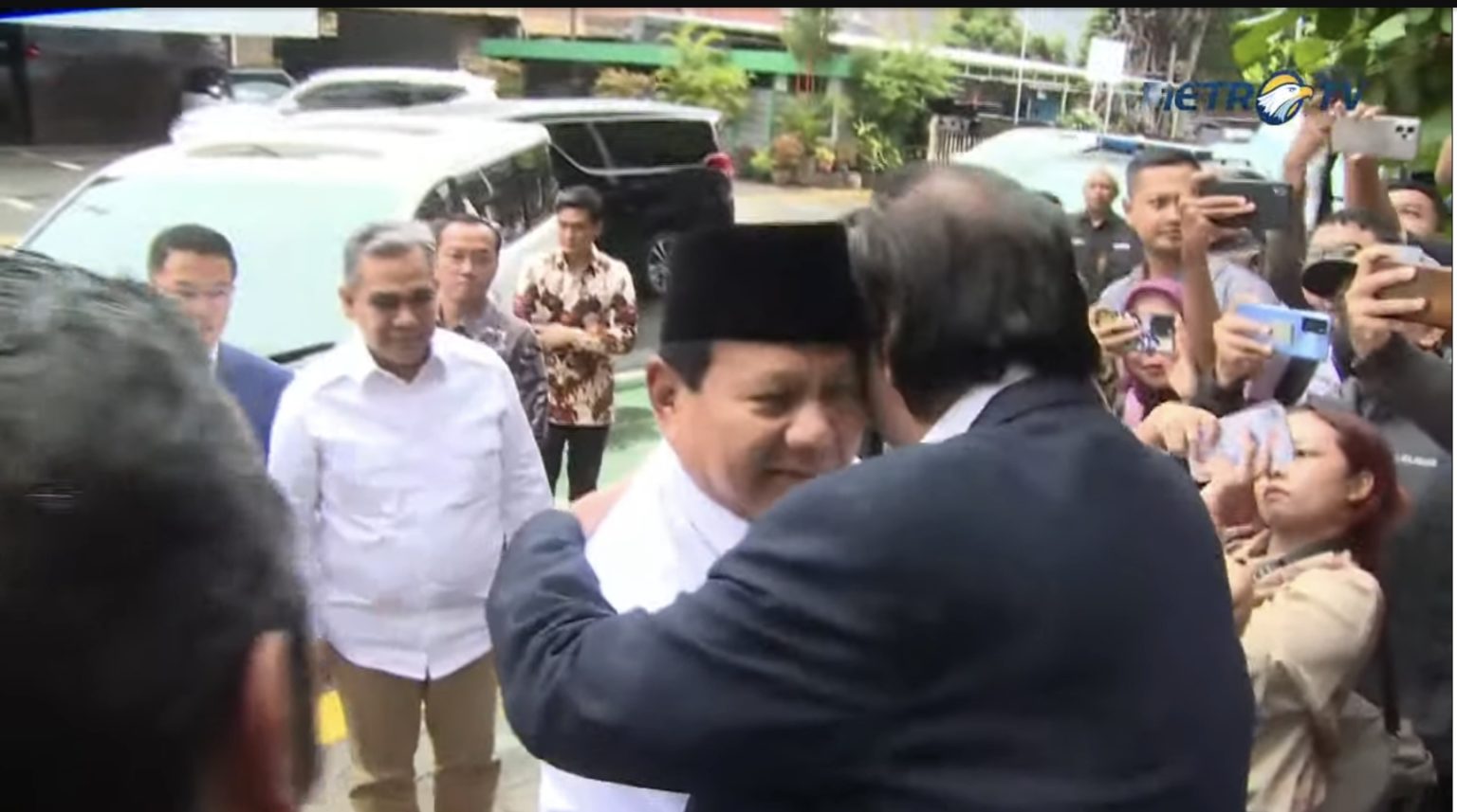 Tiba di Markas NasDem, Surya Paloh dan Prabowo Saling Lempar Senyum