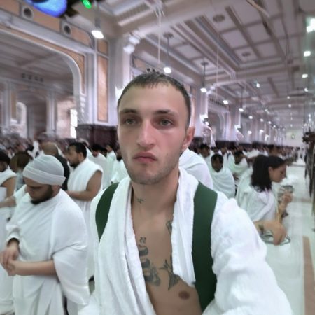 Anwar Hadid Umroh