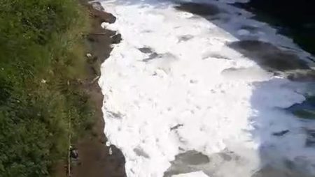 Sungai Ciliwung di Kedung Halang, Bogor tercemar limbah busa sabun (Dok Istimewa)