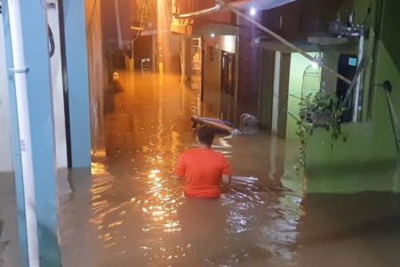 Tangkapan layar, pria berjalan di sekitar banjir yang merendam wilayah Kebon Pala, Kampung Melayu, Jatinegara / sumber: @Elshintanews / via: X