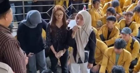 Sambil Nangis, Calon Mahasiswi Baru Unsoed Curhat ke Rektor