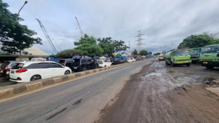 Macet panjang tol arah pelabuhan merak hingga keluar Pintu Tol Merak sampai dengan Pelabuhan Merak (Dok X-@Andi96Tri)