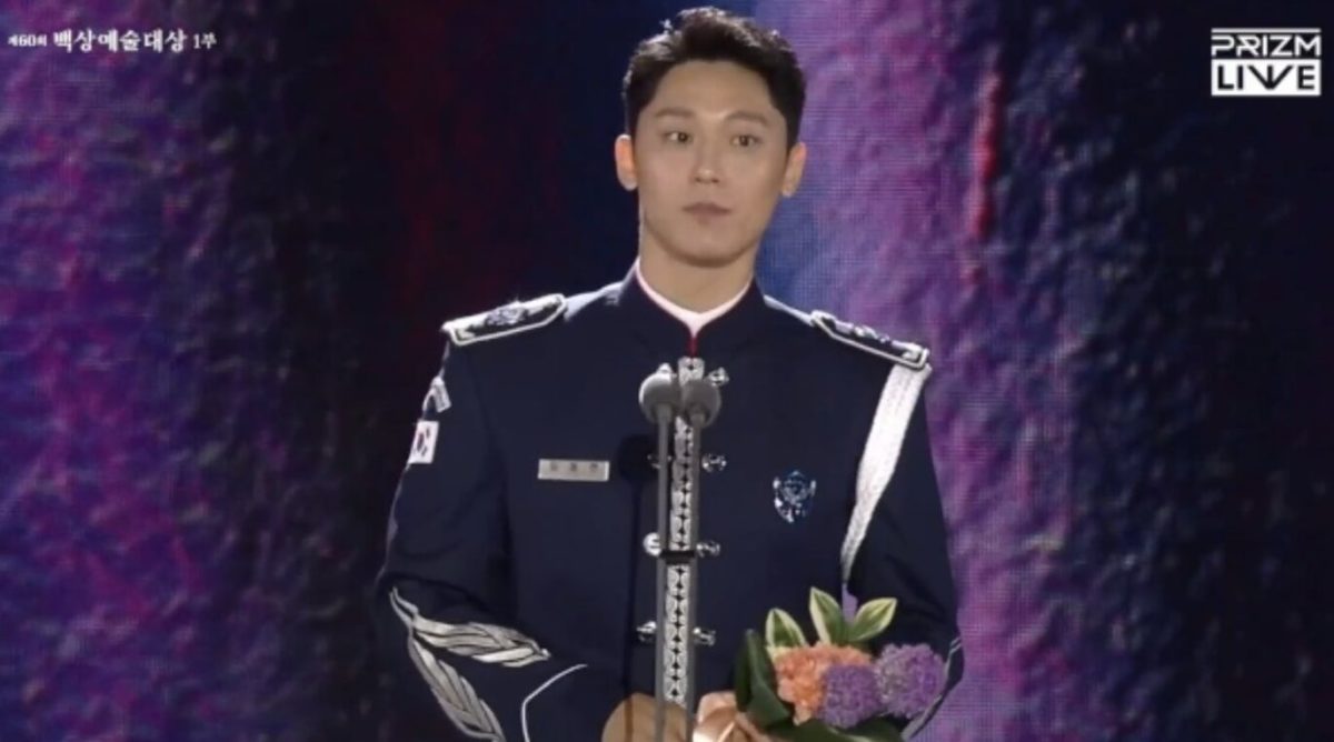 Lee Do Hyun Menang Baeksang Awards 2024, Tampil Gagah dengan Seragam