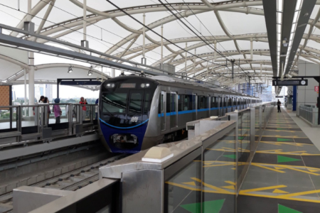 MRT jakarta kembali beroperasi normal setelah insiden jatuhnya material konstruksi