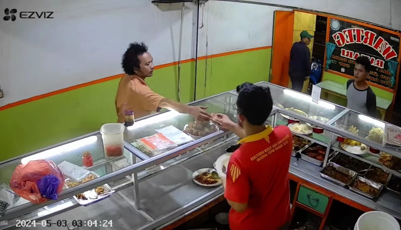 Video viral pria kribo makan di Warteg Bahari dan bayar sesukanya (tangkapan layar TikTok @gugunrafiudin)