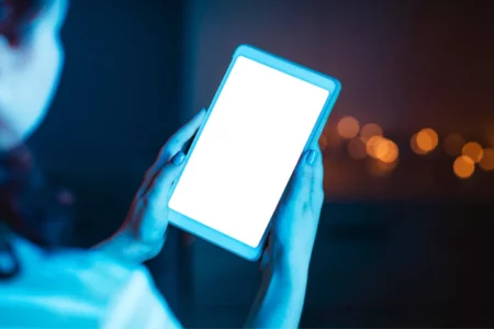 Mengungkap misteri cahaya biru dari ponsel, apakah benar berbahaya bagi kesehatan kita?