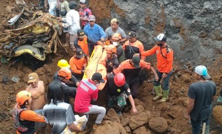 Evakuasi korban tanah longsor di Lumajang, Jawa Timur (Dok BNPB)