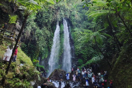 Menikmati keindahan ngargoyoso waterfall, destinasi wisata baru yang sedang viral di karanganyar