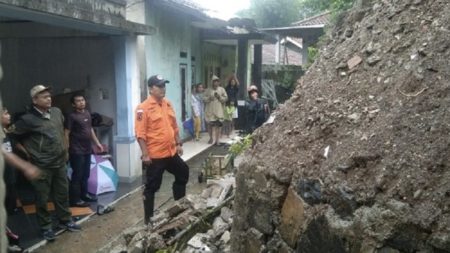 Hujan lebat menyebabkab banjir dan longsor di Kota Tangsel (Dok BPBD Tangsel)
